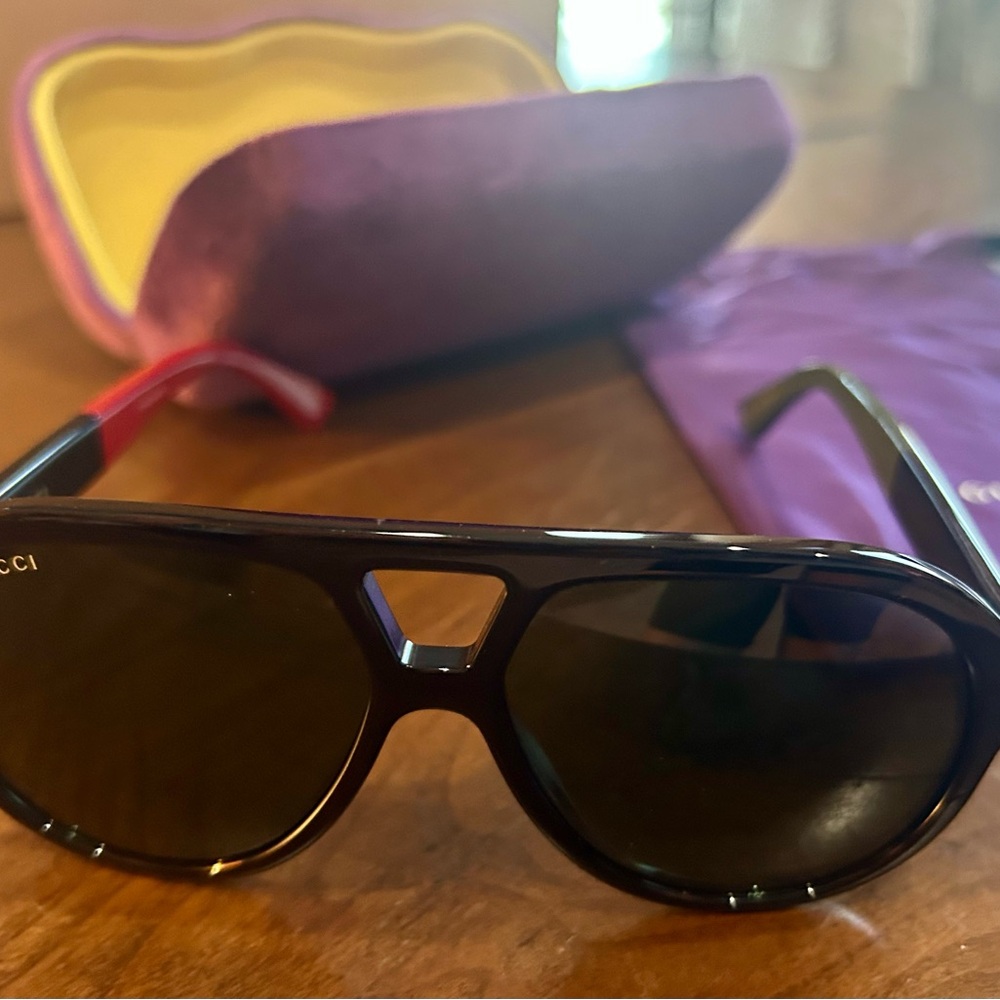 Gucci Black Aviator Sunglasses with Classic Design